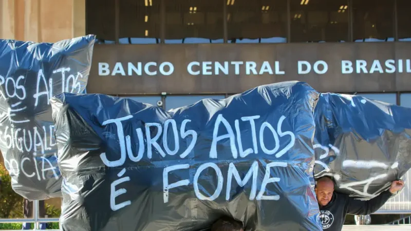 Integrantes de centrais sincicais fazem protesto contra os juros altos em frente à sede do Banco Central (Foto: Fabio Rodrigues)