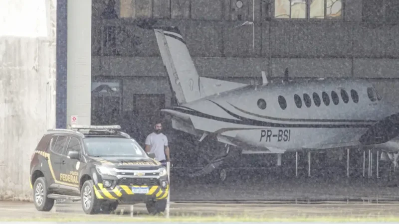 Avião trazendo banqueiro Daniel Vorcaro, dono do Banco Master chegando ao hangar da polícia federal, vindo da penitenciária 2 de Potim, no interior de São Paulo para penitenciária federal de Brasília (Foto: Rafa Neddermeyer)
